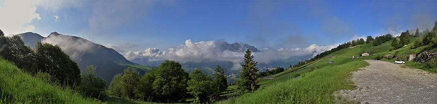 Partenza dal parcheggio d'Alpe Arera (1600 m)col sole, ma ben presto le nuvole pòorteranno nebbia sul percorso